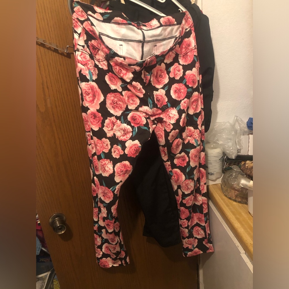 ❤️ Rose Print Jeggings- 158A $25 or $20 w/offer